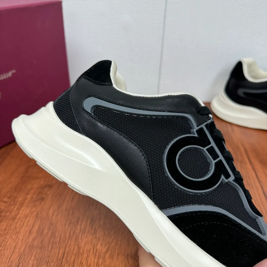 [Ferragamo] Top P: 720💰 Size: 39~44 (38 45 custom-made, non-returnable) Ferragam/Ferragamo Cancini buckle men's low-top casual shoes Spring and summer official website synchronized new thick-soled versatile sports shoes for men This urban-style casual shoe boldly combines a variety of fabrics, cleverly using high-tech mesh fabrics and smooth leather to create a unique high-end look, with side dropouts Cancini buckle, padded collar and tongue, and eye-catching lightweight rubber sole make the design even more sophisticated! The perfect blend of style and comfort. , the shoe body is outlined with exquisite lines, embellished with iconic elements, and equipped with comfortable sole technology to boost your pace. Whether you are walking on the street or exercising, you can show your extraordinary charm. Item number: F688525 Black.